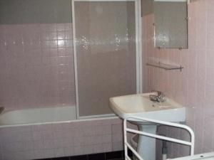 uma casa de banho com um lavatório, um chuveiro e uma banheira em Gîte Saint-Vincent-du-Lorouër, 4 pièces, 6 personnes - FR-1-410-200 em Saint-Vincent-du-Lorouër