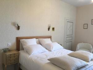 Schlafzimmer mit einem Bett mit weißer Bettwäsche und Kissen in der Unterkunft Gîte Montmirail, 5 pièces, 8 personnes - FR-1-410-266 in Montmirail