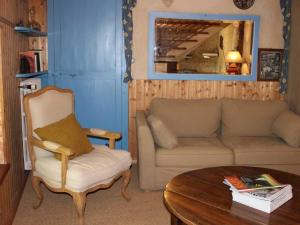 uma sala de estar com um sofá e uma mesa em Gîte Fontenay-sur-Vègre, 3 pièces, 4 personnes - FR-1-410-275 em Fontenay-sur-Vègre