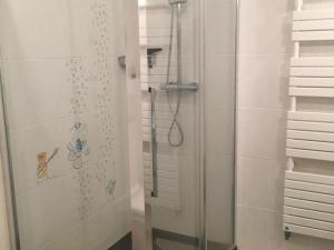 eine Dusche mit Glastür im Bad in der Unterkunft Gîte Montmirail, 5 pièces, 8 personnes - FR-1-410-266 in Montmirail