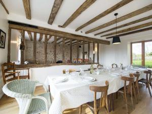 comedor con mesa blanca y sillas en Gîte Badecon-le-Pin, 6 pièces, 11 personnes - FR-1-591-13, en Badecon-le-Pin