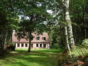 a house in the middle of a yard with trees at Maison Rustique Familiale en Sologne avec Grands Espaces, Proche Châteaux de la Loire - FR-1-590-1 in Ardon