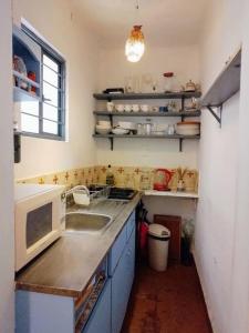 cocina con fregadero y microondas en Departamento en Colonia Roma con 2 habitaciones, en Ciudad de México