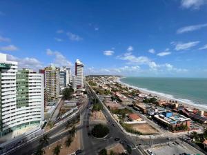 una vista aérea de la ciudad y el océano en Duna Barcane Vista Mar Pontanegra Natal RN, en Natal