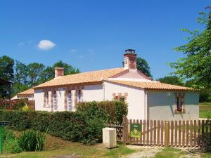 ein weißes Haus mit einem Zaun davor in der Unterkunft Gîte La Garnache, 4 pièces, 6 personnes - FR-1-426-195 in La Garnache