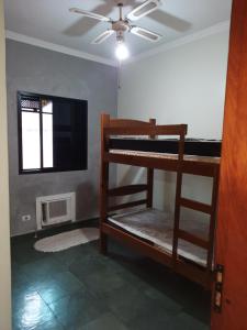 Cette chambre dispose de lits superposés et d'une télévision à écran plat. dans l'établissement Apto no melhor ponto da Enseada, à Guarujá