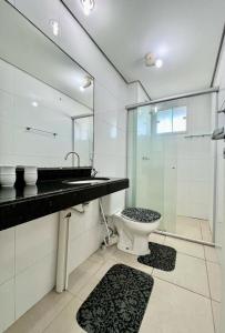y baño con ducha, aseo y lavamanos. en Duna Barcane Vista Mar Pontanegra Natal RN, en Natal