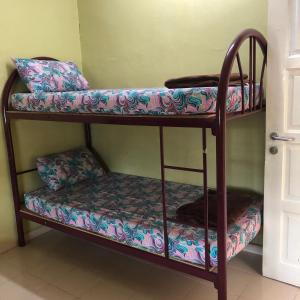 ein paar Etagenbetten in einem Zimmer in der Unterkunft ANGAH HOMESTAY LANGKAWI in Kuah
