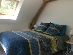1 dormitorio con 1 cama con edredón azul y ventana en Gîte Hambers, 4 pièces, 6 personnes - FR-1-600-132, en Hambers