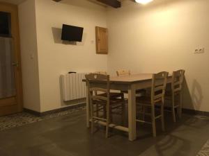 uma sala de jantar com uma mesa e cadeiras e uma televisão em Gîte Crannes-en-Champagne, 3 pièces, 5 personnes - FR-1-410-315 em Crannes-en-Champagne