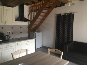 uma cozinha com mesa e cadeiras num quarto em Gîte Crannes-en-Champagne, 3 pièces, 5 personnes - FR-1-410-315 em Crannes-en-Champagne