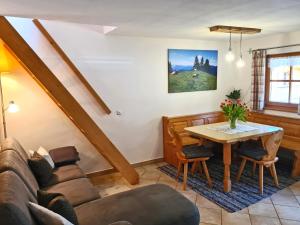 ein Wohnzimmer mit einem Sofa und einem Tisch in der Unterkunft Ferienwohnungen Hamberger in Sachrang