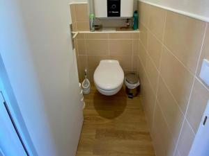 a bathroom with a toilet in a small room at Appartement 3P avec Balcon et Parking - Sarzeau - FR-1-639-1 in Sarzeau
