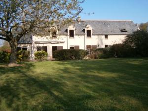 a large white house with a large yard at Gîte spacieux avec billard, cheminée & terrasse, près de la forêt de Bercé, Wi-Fi & activités nature - FR-1-410-337 in Thoiré-sur-Dinan