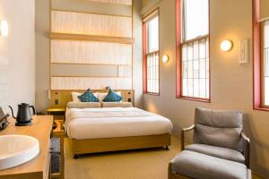 Letto o letti in una camera di HOTEL BEACON ONOMICHI