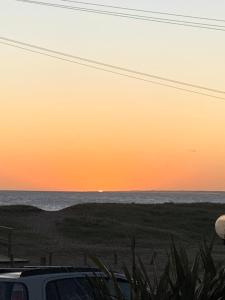 O pôr ou nascer do sol visto do apartamento ou dos arredores