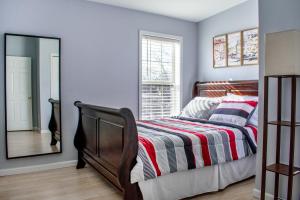 Schlafzimmer mit einem Bett und einem Spiegel in der Unterkunft Cozy condo with yard and patio. Long-stay discount available in Fairfield