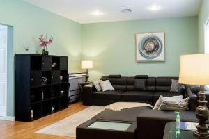 een woonkamer met een zwarte bank en een zwarte kast bij Cozy condo with yard and patio. Long-stay discount available in Fairfield