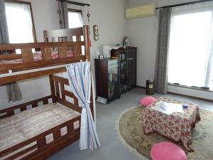 岐阜市にあるゲストハウス 岐阜 SUAIのベッドルーム(二段ベッド1組、テーブル付)