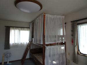 岐阜的住宿－Guesthouse Gifu SUAI，带两张双层床和两扇窗户的房间