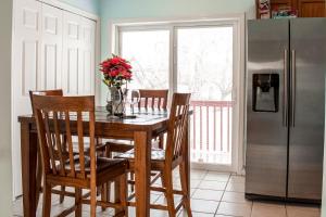 eine Küche mit einem Holztisch mit Stühlen und einem Kühlschrank in der Unterkunft Cozy condo with yard and patio. Long-stay discount available in Fairfield