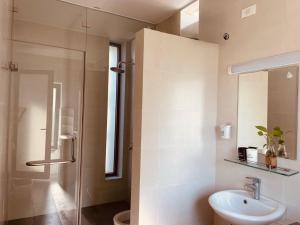 een badkamer met een douche, een toilet en een wastafel bij HOMEY Homestay Hue 