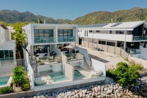 耐莉湾NEW! Dacha on Maggie No#2, Unrivaled Island Luxury的带游泳池的房子的鸟瞰图