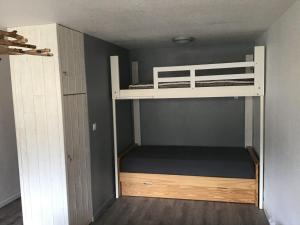 a bedroom with two bunk beds in a room at Appartement Mont-Dore, 2 pièces, 5 personnes - FR-1-415-114 in Le Mont-Dore