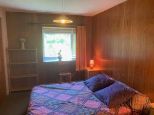 - une chambre avec un lit et une fenêtre dans l'établissement Appartement Mont-Dore, 2 pièces, 6 personnes - FR-1-415-115, à Le Mont-Dore