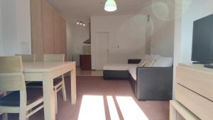 A bed or beds in a room at Beach Pool and Spa Apartment in Marina Cape