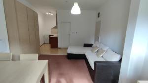 A bed or beds in a room at Beach Pool and Spa Apartment in Marina Cape