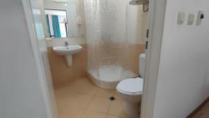 A bathroom at Beach Pool and Spa Apartment in Marina Cape