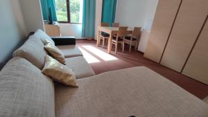 A seating area at Beach Pool and Spa Apartment in Marina Cape