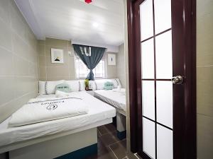 Katil atau katil-katil dalam bilik di Joyous Guest House