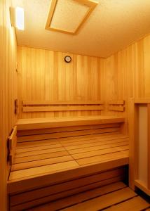 una sauna con paredes revestidas de madera y techo en HOTEL VISCHIO TOYAMA, en Toyama