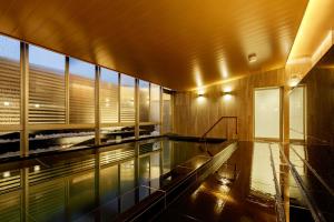 a swimming pool in the middle of a building at HOTEL VISCHIO TOYAMA in Toyama