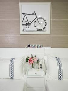 uma foto de uma bicicleta na parede acima de um sofá em Joyous Guest House em Hong Kong