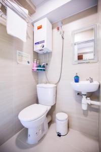 Bilik mandi di Joyous Guest House
