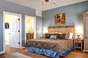 1 dormitorio con 1 cama grande en una habitación en Tombstone Monument Guest Ranch, en Tombstone