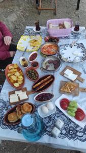 Une table avec un paquet de nourriture. dans l'établissement Lübbey butik otel, à Dolaylar