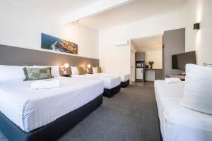 Postel nebo postele na pokoji v ubytování Fern Bay Motel