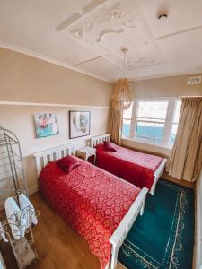 una camera con due letti e un soffitto di Stella's Dromana Hotel a Dromana