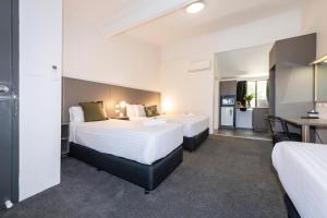 Postel nebo postele na pokoji v ubytování Fern Bay Motel
