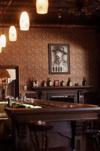 um bar num restaurante com uma foto na parede em Tombstone Monument Guest Ranch em Tombstone