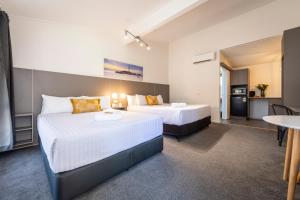 Postel nebo postele na pokoji v ubytování Fern Bay Motel