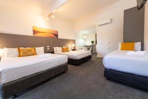 Postel nebo postele na pokoji v ubytování Fern Bay Motel
