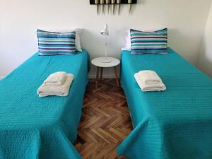 2 camas con toallas en una habitación en Alto Bulnes II en Buenos Aires