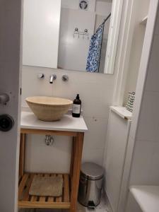 baño con lavabo y espejo en Alto Bulnes II en Buenos Aires