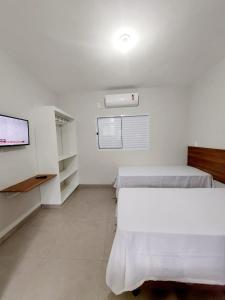 Uma cama ou camas num quarto em FLAT SABIÁ