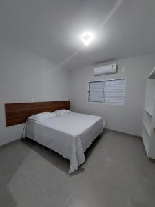 Uma cama ou camas num quarto em FLAT SABIÁ